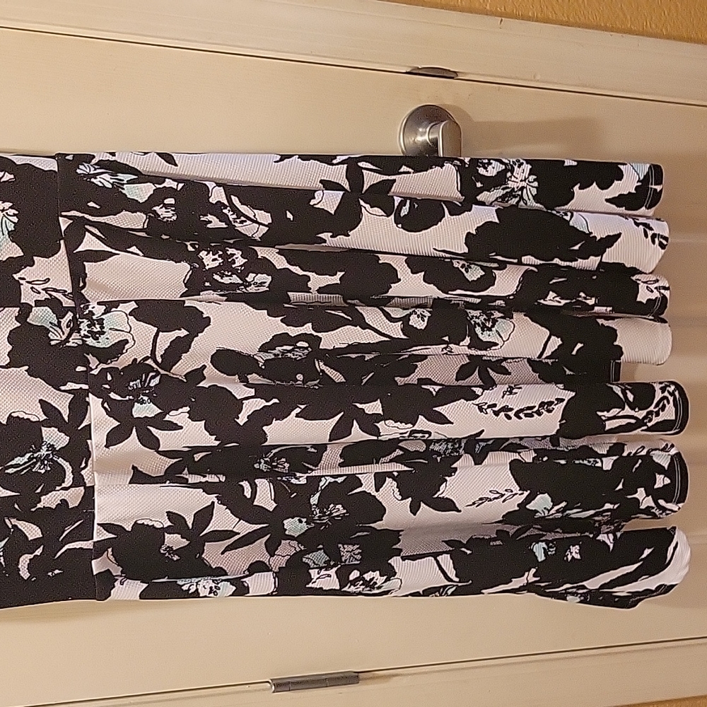 Black/white/blue flower dress - Picture 4 of 4